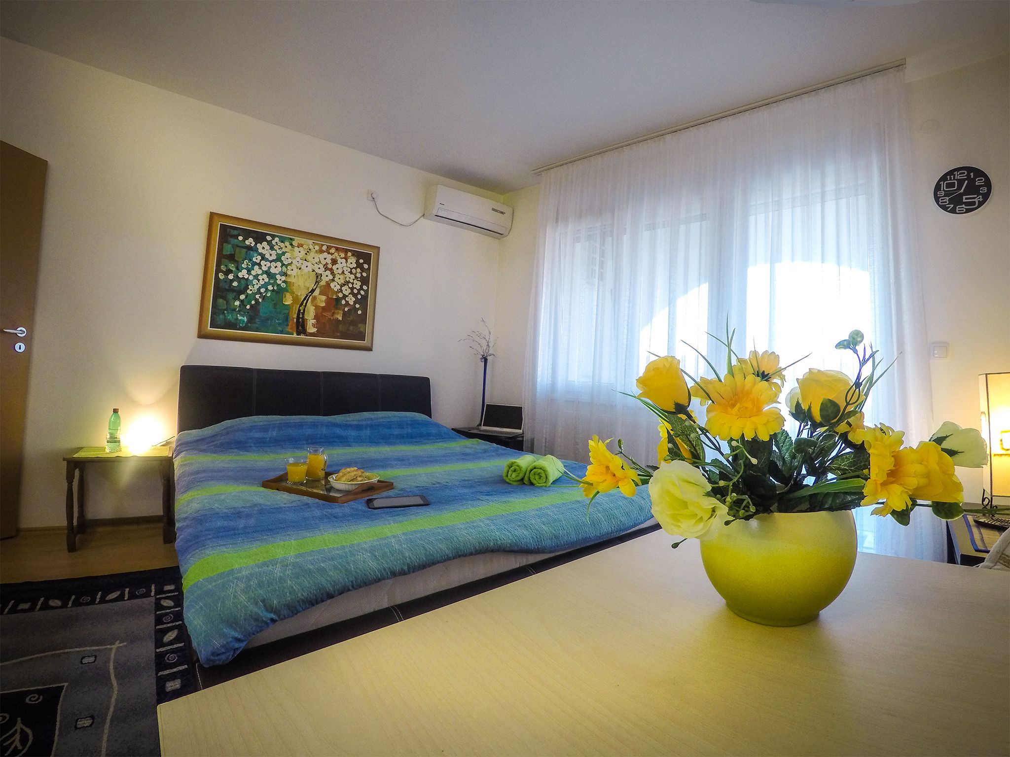 Apartman Konstantin: bračni krevet i dnevna svetlost
